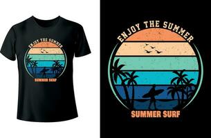 genießen das Sommer- Sommer- Surfen Sommer- T-Shirt Design vektor