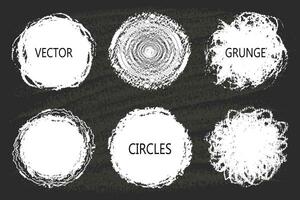 vektor uppsättning av krita hand dragen cirklar, runda design element på svart styrelse.