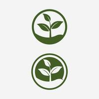 trädgårdsarbete logotyp med skyffel ikon och träd med grön löv logotyp mall. vektor
