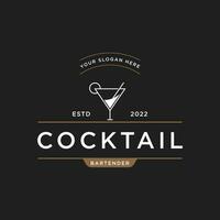 premie kvalitet cocktail alkohol dryck logotyp design med årgång stil. logotyp för bar, restaurang, pub, företag, bricka. vektor