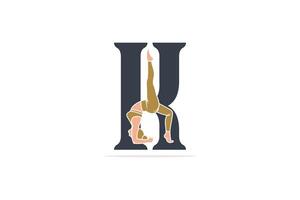 Sport Yoga Frauen im Brief k Vektor Design. Alphabet Brief Symbol Konzept. Sport jung Frauen tun Yoga Übungen mit Brief k Logo Design.