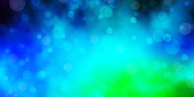 ljusblå, grön vektorbakgrund med prickar. glitter abstrakt illustration med färgglada droppar. design för dina reklamfilmer. vektor