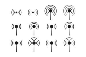 radio signal Vinka samling. trådlös förbindelse uppsättning av sändningar nätverk. cellulär antenn ikoner i svart. wiFi kommunikation teknologi. isolerat radio signal. utsända Vinka. eps 10. vektor
