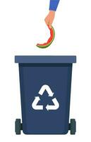 Hand wirft Wassermelone Rinde in das schwarz Behälter mit Recycling Symbol zum organisch Abfall. Müll Sortierung. Vektor Illustration zum Null Abfall, Umgebung Schutz Konzept.