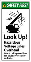 Sicherheit zuerst Zeichen aussehen oben gefährlich Stromspannung Linien Overhead vektor