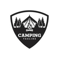 tall träd och camping tält texturerad logotyp design vektor