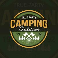 uppsättning av årgång camping och utomhus- äventyr emblem, logotyper och märken. läger tält i skog eller berg. camping Utrustning. vektor. vektor
