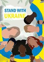 en multietnisk grupp av människor är innehav händer i kläder med de ukrainska flagga. de inskrift stå med ukraina. vektor
