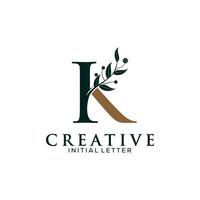 Initiale Brief k und Blumen- Logo Vektor, botanisch minimalistisch Brief feminin Logo Design Vorlage vektor