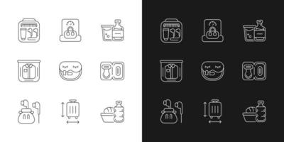 Flugzeugpassagier reisende Dinge lineare Symbole für den dunklen und hellen Modus. Erste-Hilfe-Kasten. Wiegen von Gepäck. anpassbare dünne Liniensymbole. isolierte Vektor-Umriss-Illustrationen. bearbeitbarer Strich vektor