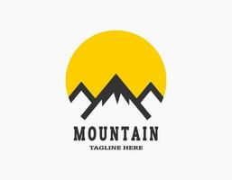 Symbol Logo von drei Berge mit das Sonne. Logo von das Gipfel von Berg. einfach kreisförmig Vektor Logo im ein modern Stil.