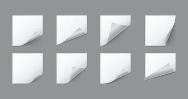 leere weiße quadratische Papierblätter mit gekräuselter Ecke