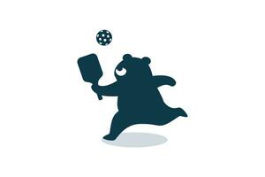 ein süß Karikatur Bär ist spielen Pickleball mit bezaubernd Pose. Pickleball Maskottchen zum Logo, Banner, Flyer, usw. vektor