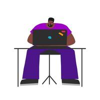 vektor platt isolerat illustration. afrikansk amerikan man sitter på skrivbordet och Arbetar på bärbar dator på internet. livsstil av frilansare. kille är hård arbetstagare, han är professionell spel designer och utvecklare