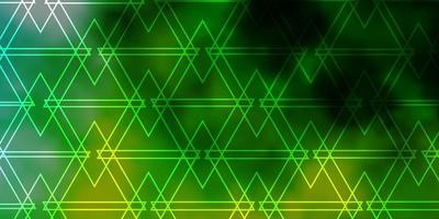 ljusgrön, gul vektorlayout med linjer, trianglar. vektor