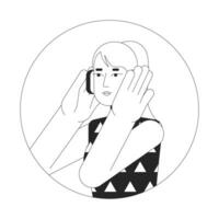 hörlurar kvinna blond svart och vit 2d vektor avatar illustration. flicka europeisk lyssnande musik översikt tecknad serie karaktär ansikte isolerat. radio lyssnare. Lycklig meloman platt användare profil bild