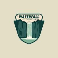 Wasserfall Emblem Vektor Illustration Vorlage Grafik Design. schön landschaftlich gestaltet im Natur Banner und Zeichen Abzeichen Etikette zum Reise und Tourismus Geschäft Konzept