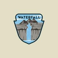 vattenfall på bergen emblem vektor illustration mall grafisk design. skön anlagd baner och tecken bricka märka för resa och turism företag begrepp