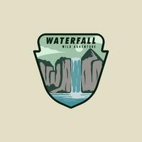 Wasserfall Emblem Vektor Illustration Vorlage Grafik Design. schön landschaftlich gestaltet im Natur Banner und Zeichen Abzeichen Etikette zum Reise und Tourismus Geschäft Konzept