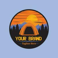 bergen logotyp och camping i de mitten av de bergen vektor