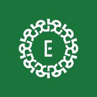 emblem logotyp initialer brev e. naturlig och organisk cirkel emblem logotyp. lämplig för miljömässigt baserad företag vektor