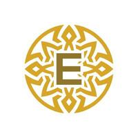 elegant emblem bricka första brev e etnisk gammal mönster cirkel logotyp vektor