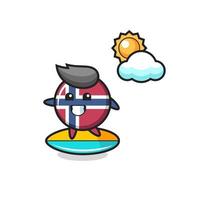 Illustration der norwegischen Flaggen-Abzeichen-Karikatur beim Surfen am Strand vektor