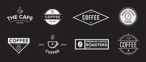 einstellen von Kaffee Etikett. anders Logo, Abzeichen, Emblem Sammlung auf schwarz Hintergrund. Vektor schwarz und Weiß Illustrationen.
