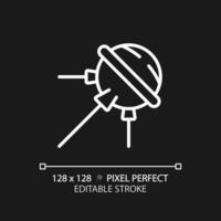 Sputnik Pixel perfekt Weiß linear Symbol zum dunkel Thema. künstlich Satellit. Raum Wettrennen. Luft- und Raumfahrt Motor. Erde Orbit. dünn Linie Illustration. isoliert Symbol zum Nacht Modus. editierbar Schlaganfall vektor