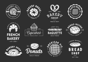 uppsättning av årgång stil bageri affär etiketter, märken, emblem och logotyp. vektor illustration. vit grafisk konst med graverat design element. samling av linjär grafisk på svart bakgrund.