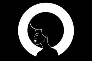 porträtt afrikansk amerikan kvinna, mörk hud kvinna ansikte med afro lockigt hår, etnisk skönhet logotyp design, hår stil salong begrepp, vektor silhuett isolerat eller svart bakgrund