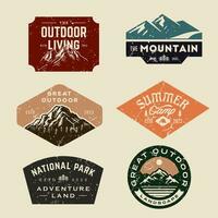 uppsättning samling av årgång äventyr bricka. camping emblem logotyp med berg illustration i retro hipster stil. vektor