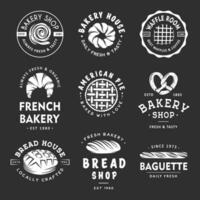 einstellen von Jahrgang Stil Bäckerei Geschäft Etiketten, Abzeichen, Embleme und Logo. Vektor Illustration. einfarbig Grafik Kunst mit graviert Design Elemente. Sammlung von linear Grafik auf Weiß Hintergrund.