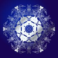 Mandala, Amulett. Esoterisches silbernes Symbol auf einem blauen Hintergrund.
