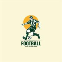 fotboll spelare löpning med boll, isolerat vektor silhuett. abstrakt fotboll logotyp.