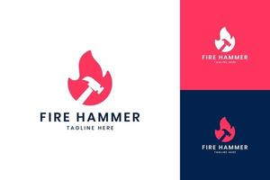 Feuerhammer Negativraum Logo Design vektor