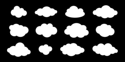 vektor uppsättning av klotter enkel vit moln på svart bakgrund. moln samling i platt design. Tal bubblor med kopia Plats.