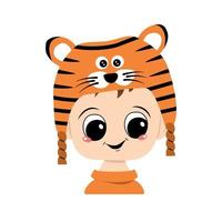 avatar av ett barn med stora ögon och ett brett leende i en tigerhatt vektor