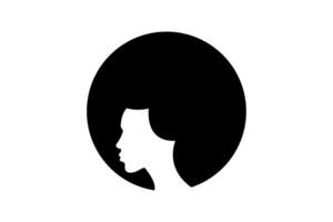 porträtt afrikansk amerikan kvinna, mörk silhuett ansikte med afro lockigt hår, etnisk skönhet logotyp design, hår stil salong begrepp, vektor isolerat eller vit bakgrund