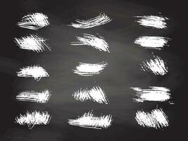 grunge vit borsta slag, måla vält element på svarta tavlan bakgrund. uppsättning av hand dragen vektor bläck stänk element.