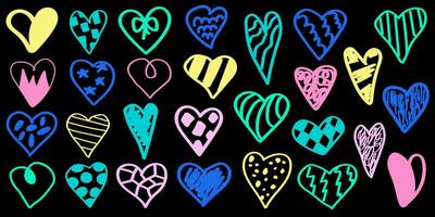 hjärtan graffiti. vektor illustration. uppsättning av flerfärgad silhuetter av hjärtan med annorlunda mönster. hand dragen klotter stil.