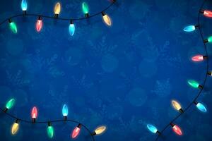 Weihnachten Blau Hintergrund mit Beleuchtung Girlande Über Winter thematisch Muster mit Schneeflocken und verschwommen Bokeh Beleuchtung. festlich Design Element zum Weihnachten Urlaub Poster, Banner, Karte oder Sozial Medien Buchung vektor