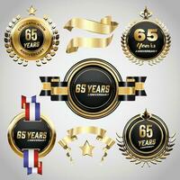 65 Jahre Jahrestag Logo mit golden Schleife. einstellen von Jahrgang Jahrestag Abzeichen Feier vektor