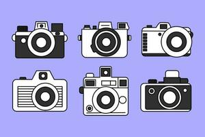 ClipArt uppsättning av minimalistisk retro kamera klotter på en ljus lila bakgrund. lekfull årgång filma kameror i svart och vit. vektor