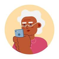 smartphone kvinna svart mormor glasögon 2d vektor avatar illustration. telefon rullning mormor afrikansk amerikan tecknad serie karaktär ansikte. mobil användare platt Färg användare profil bild isolerat på vit
