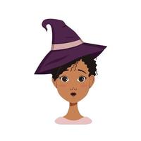 afroamerikansk kvinnlig avatar med svart lockigt hår, överraskningskänslor, öppet ansikte och rund mun, bär en häxmössa. halloween karaktär i kostym vektor