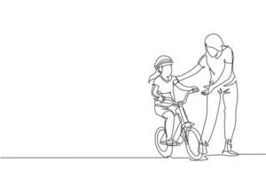 einzelne durchgehende Strichzeichnung von jungen Kindern, die mit der Mutter im Outdoor-Park Fahrrad fahren lernen. Elternschaftsunterricht. Familienzeit-Konzept. trendige eine linie zeichnen design vektorillustrationsgrafik vektor