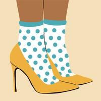 kvinnors ben i högklackade skor och rolig, flerfärgad, modern, retro strumpor. vektor illustration i tecknad serie stil
