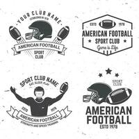 einstellen von amerikanisch Fußball oder Rugby Verein Abzeichen. Vektor zum Shirt, Logo, drucken, Briefmarke, Patch. Jahrgang Design mit amerikanisch Fußball Sportler Spieler, Helm, Ball und Schulter Pads Silhouette