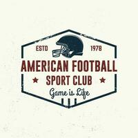 amerikan fotboll eller rugby klubb bricka. vektor. begrepp för skjorta, logotyp, skriva ut, stämpel, tee, lappa. årgång typografi design med amerikan fotboll hjälm silhuett vektor